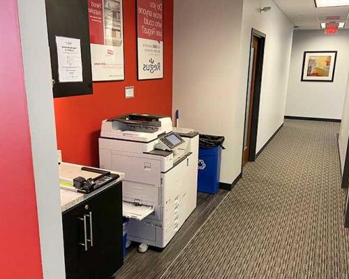 迈尔斯堡办公室里有打印机站的走廊