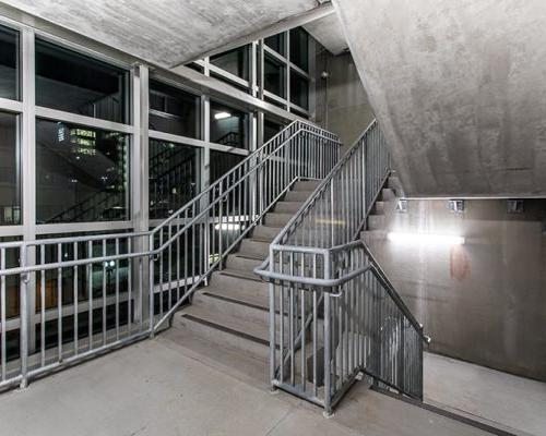 浸信会医疗中心停车场的楼梯井照片
